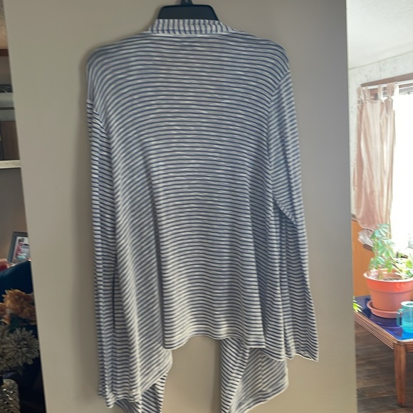 Blue and White jacket coverup.  Size Large.  Bobeau Brand. - Picture 2 of 2
